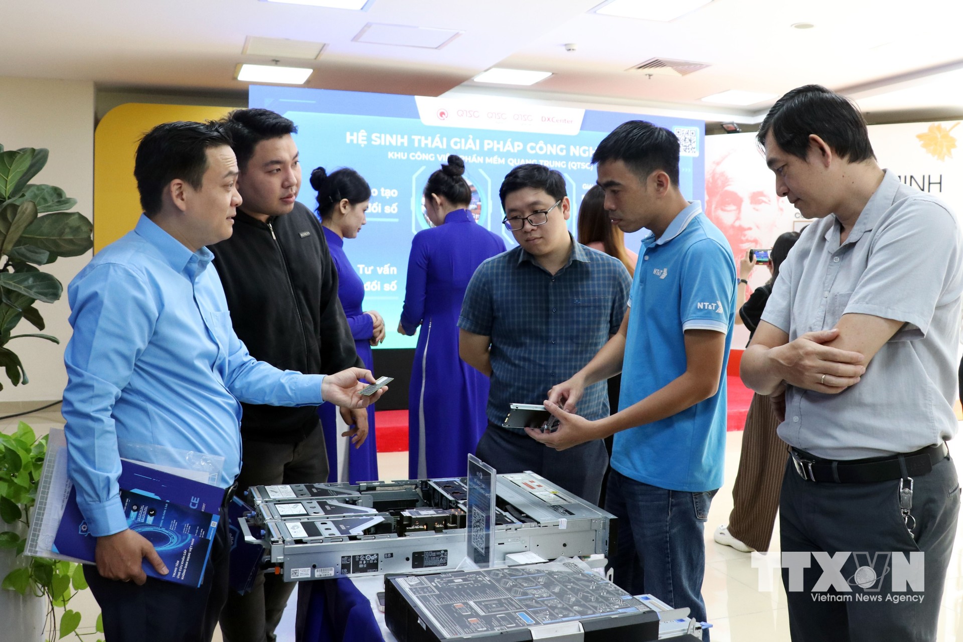 Các sản phẩm phục vụ cho việc đảm bảo an ninh, an toàn thông tin mạng được giới thiệu . (Ảnh: Tiến Lực/TTXVN)